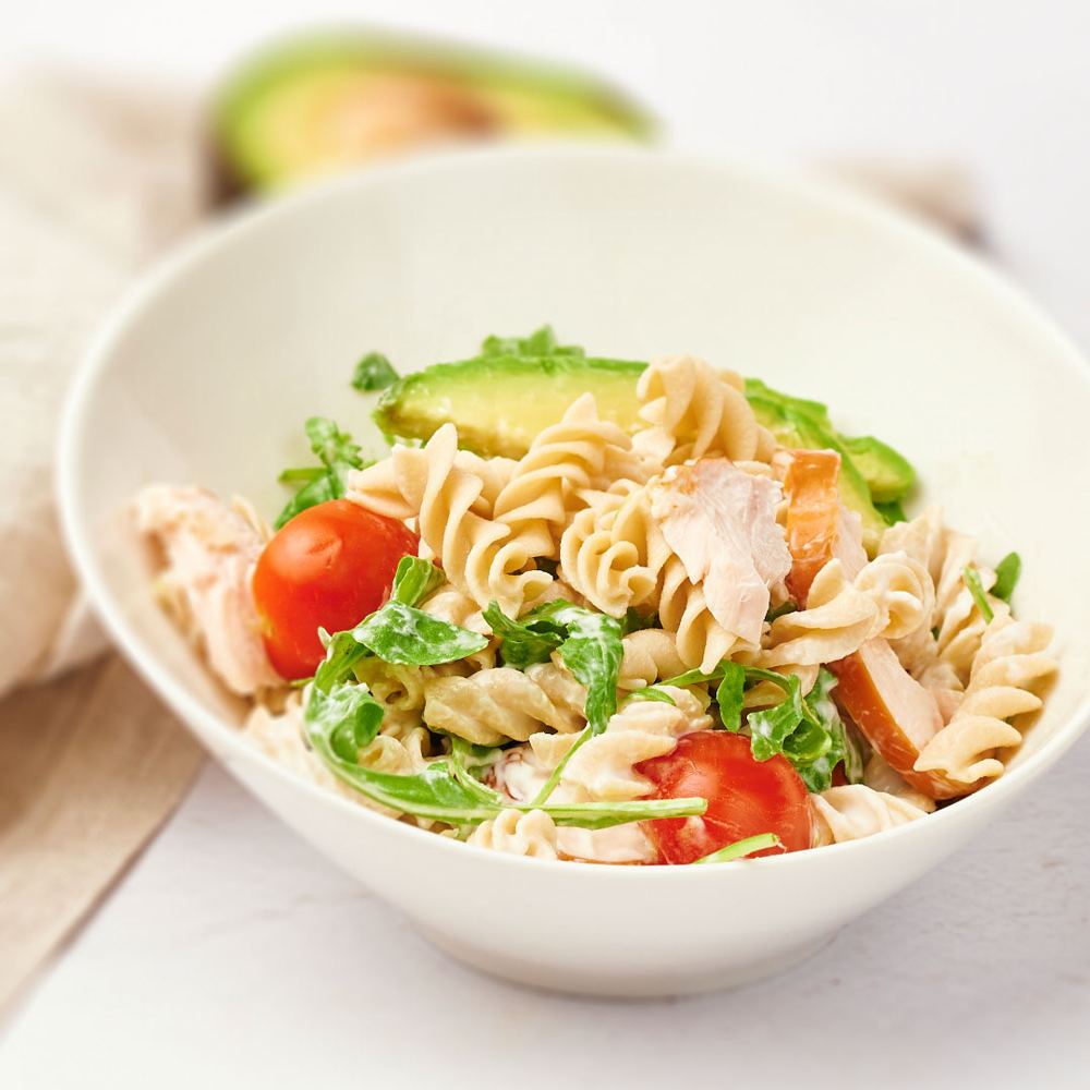 Kom fusilli met kip, tomaat en rucola