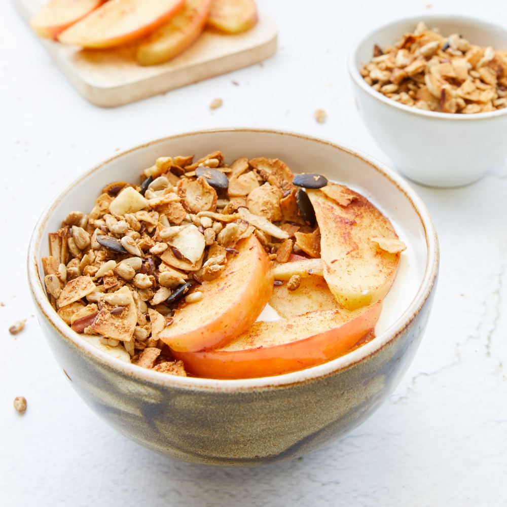 Granola met noten en zaden in een schaaltje met yoghurt